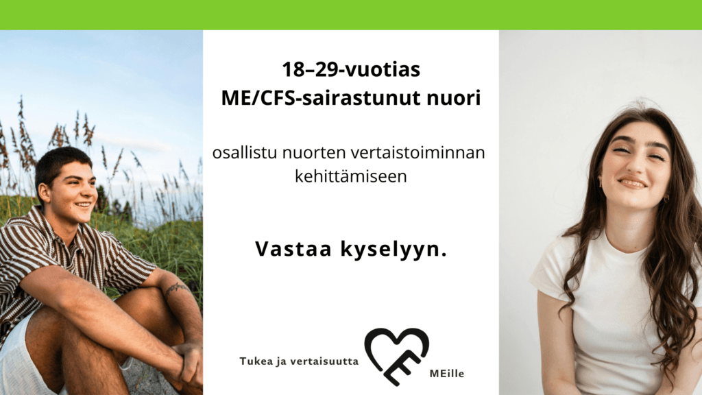 Nuori miesoletettu istuu kesäniityllä ja hymyilee. Nuori naisoletettu istuu ja hymyilee kameraan.